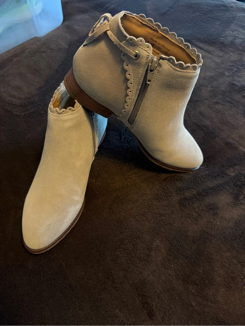Women's Scalloped Zip Ankle Boots in Light Beige/Cream